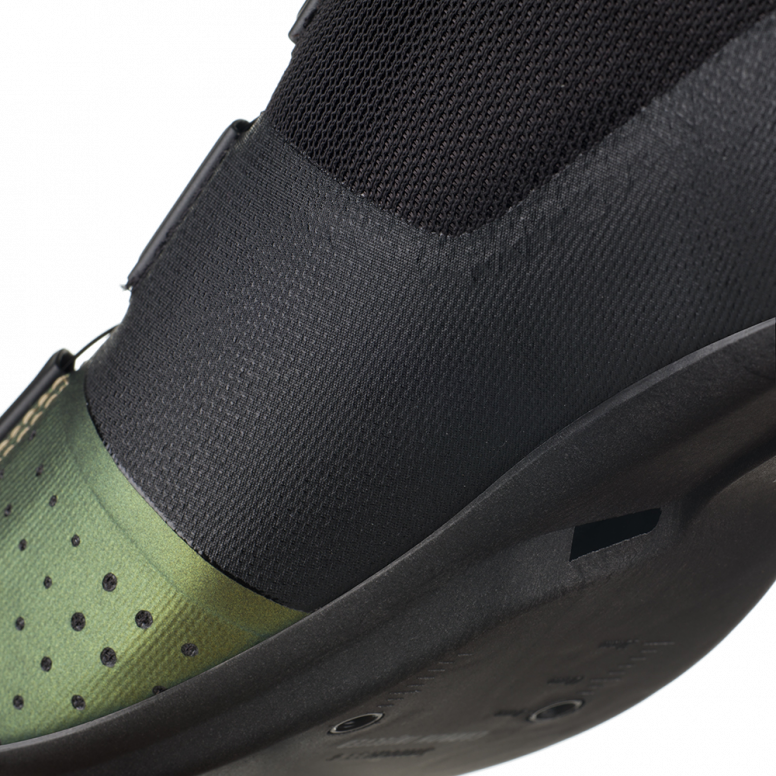 Fizik R4 Tempo Overcurve Wide in Iridescent Green/Black